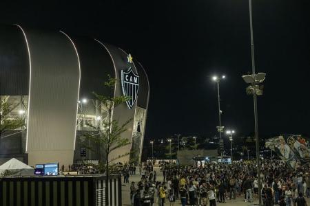Torcida do Atlético na esplanada da Arena MRV, em Belo Horizonte