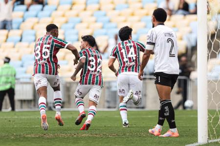 Fluminense x Botafogo: Vitinho lamenta gol de Cano, que comemora com Hércules e Acosta