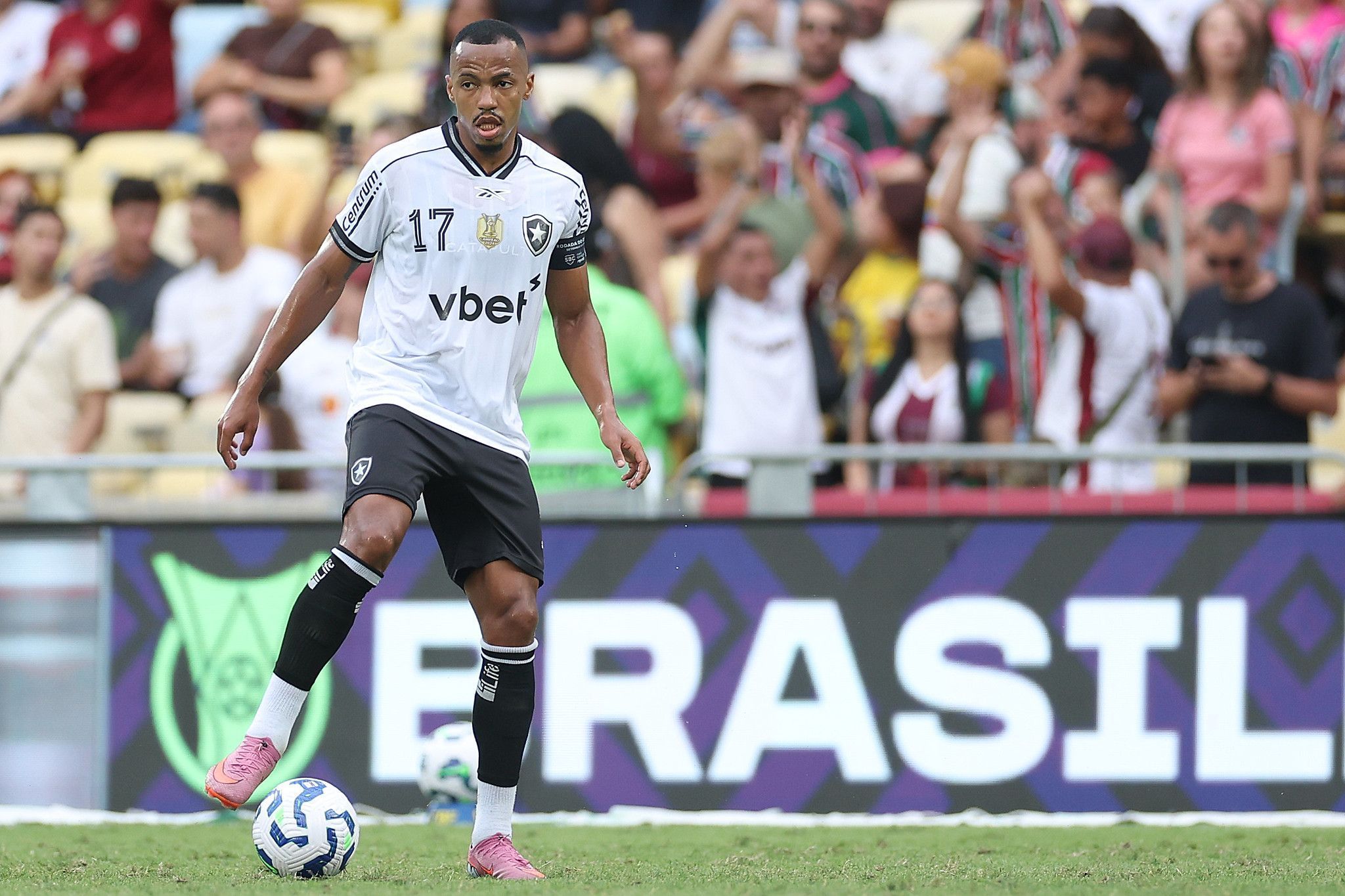 Marlon Freitas lamenta derrota do Botafogo em clássico: 'Precisamos corrigir'