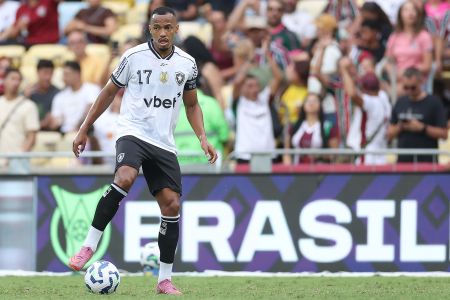 Botafogo x Bragantino: Marlon Freitas, capitão do Glorioso, na chegada ao Nilton Santos em jogo da Copa do Brasil