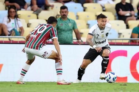 Artur em ação no clássico com o Fluminense: camisa 7 não vive bom momento no Botafogo