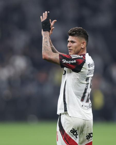 Jorge Carrascal é apresentado como reforço do Flamengo