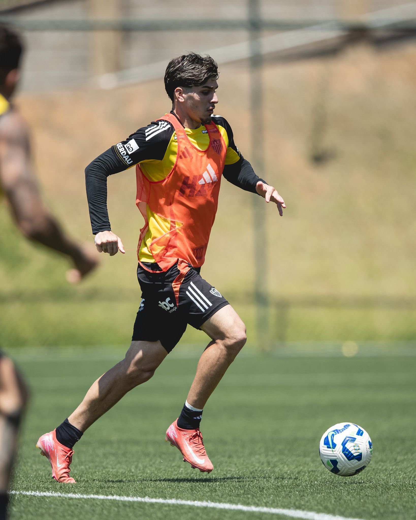 'Cria' da base do Atlético volta a ser relacionado após mais de um mês