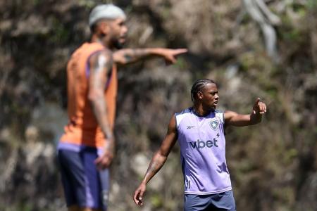 Alexander Barboza, de colete laranja, e Kaio formam a dupla de zaga do Botafogo em 2025