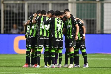 Corrente dos jogadores do América antes da partida contra o Volta Redonda