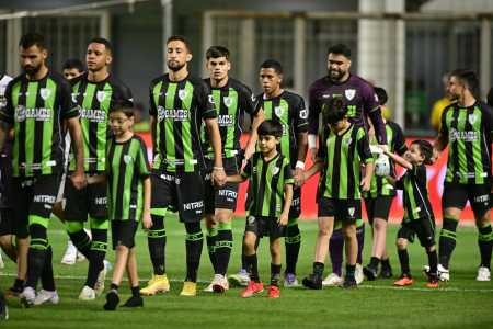 Elenco do América antes de jogo pela Série B