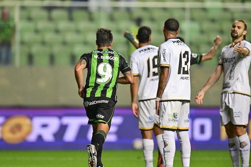 Willian decide, América bate Volta Redonda e 'respira' na Série B
