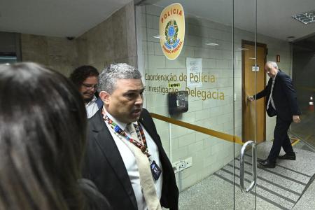 O presidente da Conafer, Carlos Roberto Ferreira Lopes, sendo conduzido à Polícia Legislativa