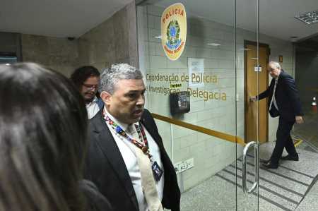 O presidente da Conafer, Carlos Roberto Ferreira Lopes, sendo conduzido à Polícia Legislativa