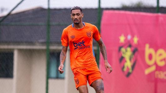 Atacante Derik durante treino do Sport