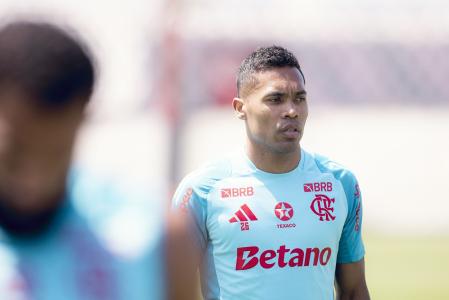 Alex Sandro deve retornar ao time titular do Flamengo contra o Cruzeiro