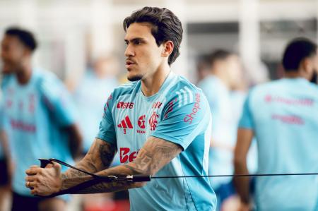 Pedro em atividade no Ninho do Urubu com o Flamengo em preparação para enfrentar o São Paulo