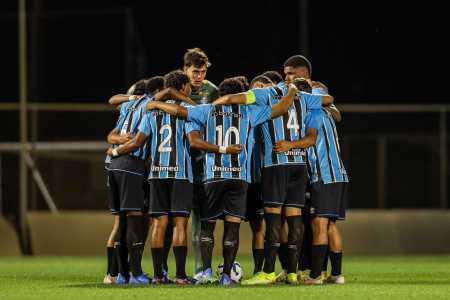 Grêmio reunido antes de vencer o RB Bragantino pelas quartas do Brasileiro Sub-17