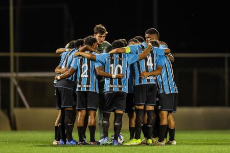 Grêmio reunido antes de vencer o RB Bragantino pelas quartas do Brasileiro Sub-17