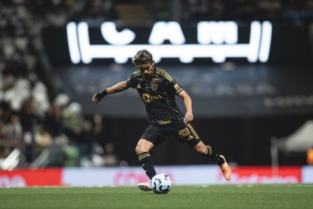 Scarpa durante duelo do Atlético na Arena MRV