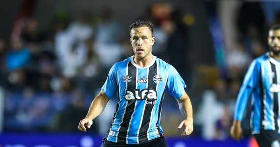 Arthur em ação pelo Grêmio contra o Santos, no último compromisso pelo Brasileirão