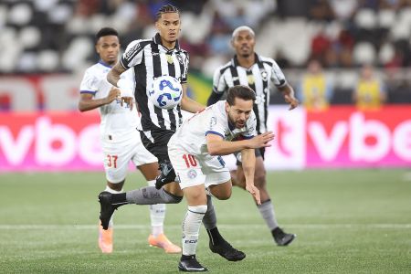 Botafogo x Bahia: Newton e Everton Ribeiro disputam a posse de bola no Nilton Santos