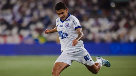Meia Rodrigo Nestor em ação pelo Bahia contra o Botafogo