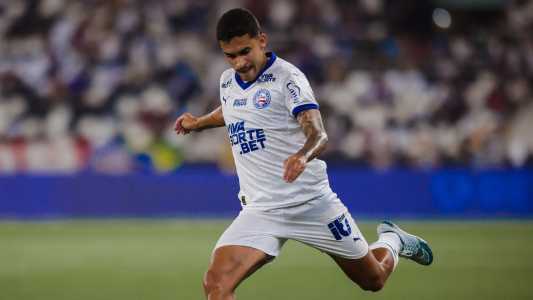Meia Rodrigo Nestor em ação pelo Bahia contra o Botafogo