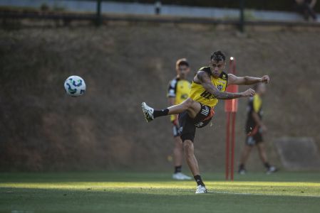 Renier durante treino de finalizações na Cidade do Galo