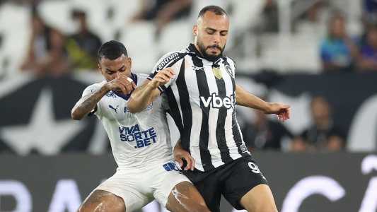 Jean Lucas, do Bahia, disputa bola com Arthur Cabral, do Botafogo