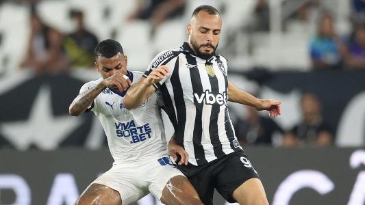 Jean Lucas, do Bahia, disputa bola com Arthur Cabral, do Botafogo