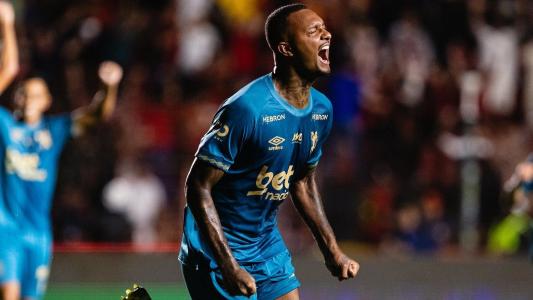Luan Cândido comemora gol marcado com a camisa do Sport, na temporada 2025