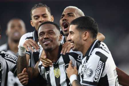 Botafogo x Bahia: jogadores vibram com gol de Jeffinho no Nilton Santos