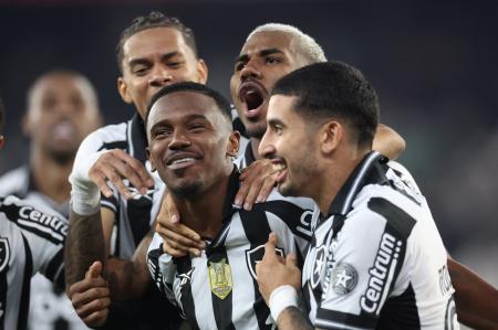 Botafogo x Bahia: jogadores vibram com gol de Jeffinho no Nilton Santos