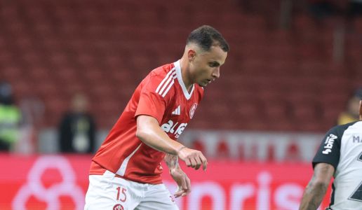 Bruno Gomes em ação no jogo do Inter com o Corinthians