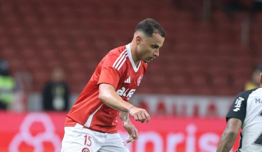 Bruno Gomes em ação no jogo do Inter com o Corinthians