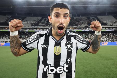 Santi Rodríguez comemora vitória do Botafogo contra o Bahia