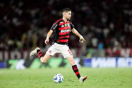 Jorginho, do Flamengo, em ação contra o Cruzeiro, nesta quinta-feira (2)