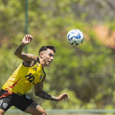 Renzo Saravia durante treino do Atlético na Cidade do Galo
