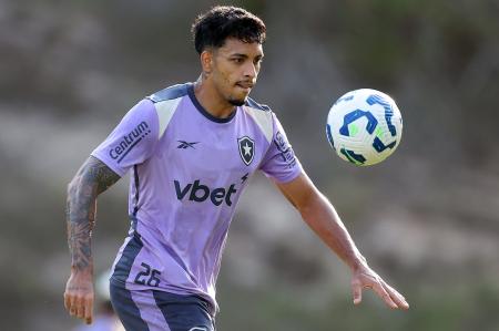 Gabriel deve ganhar oportunidade entre os titulares do Botafogo contra o Internacional