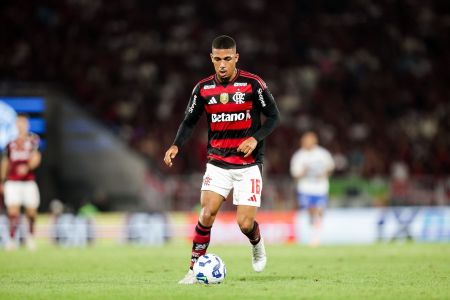 O atacante Samuel Lino, reforço do Flamengo em 2025, na chegada ao Maracanã