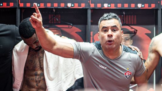 Técnico Jair Ventura conversa com atletas do Vitória no vestiário do Barradão