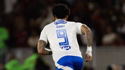 Atacante Gabigol em partida contra o Flamengo no Rio de Janeiro