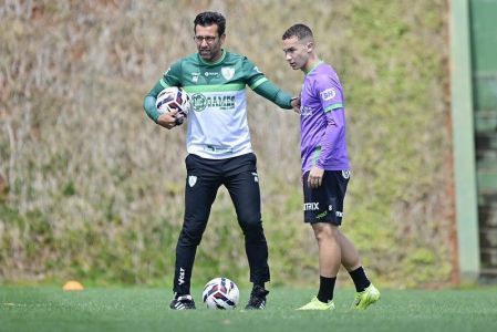 Alberto Valentim, técnico do América, ao lado do volante Felipe Amaral