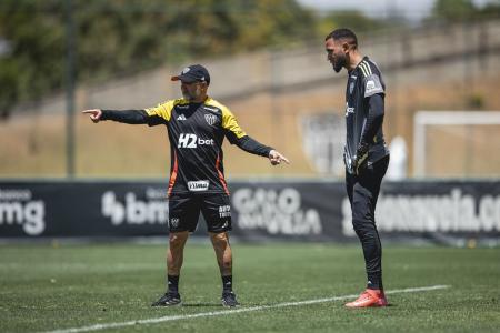 Sampaoli orienta Everson durante treinamento na Cidade do Galo
