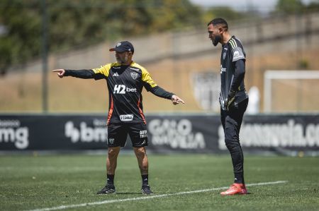 Sampaoli orienta Everson durante treinamento na Cidade do Galo