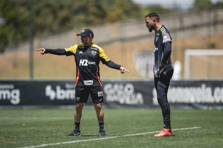 Sampaoli orienta Everson durante treinamento na Cidade do Galo