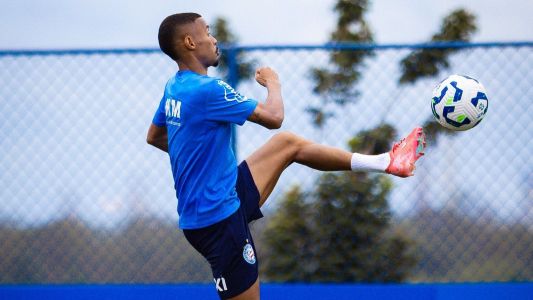 Atacante Ademir durante treino do Bahia