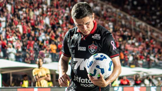 Atacante Osvaldo em ação pelo Vitória em jogo do Campeonato Brasileiro de 2025