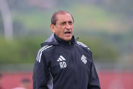Ramón Díaz, treinador do Internacional, em treinamento da equipe antes de jogo contra o Botafogo