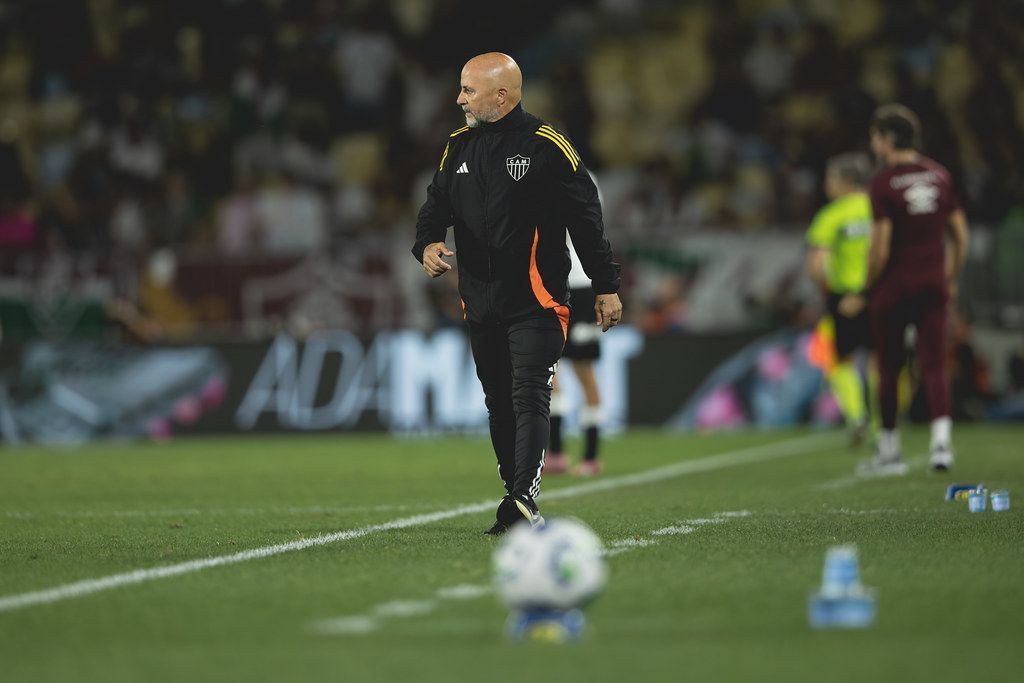 Comentaristas analisam mudanças de Sampaoli em derrota do Atlético para o Fluminense