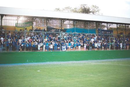 Torcida do Cruzeiro na Arena Gregorão, em Contagem