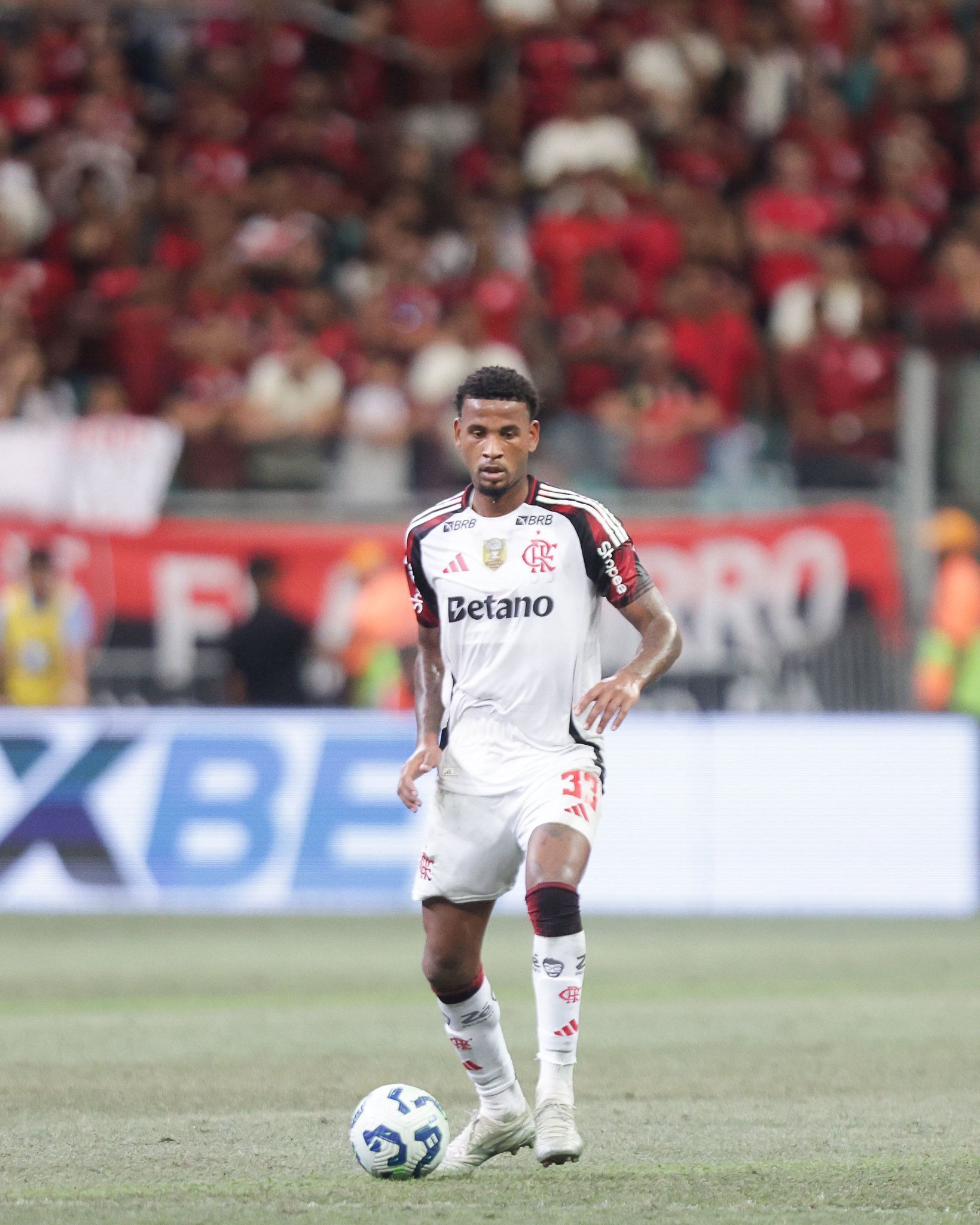 Zagueiro campeão pelo Flamengo em 2025 é anunciado pelo Wolfsburg: 'Um grande passo'