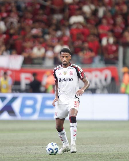 O zagueiro Cleiton, do Flamengo, em ação no Campeonato Brasileiro de 2025