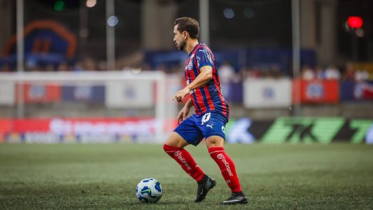 Everton Ribeiro em campo pelo Bahia, horas antes de passar por cirurgia